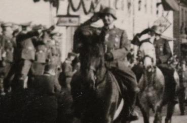 Preview: vier alte Fotos - Aufmarsch Soldaten -- Stadt - hohe Offiziere - Ort ?? Fahnen